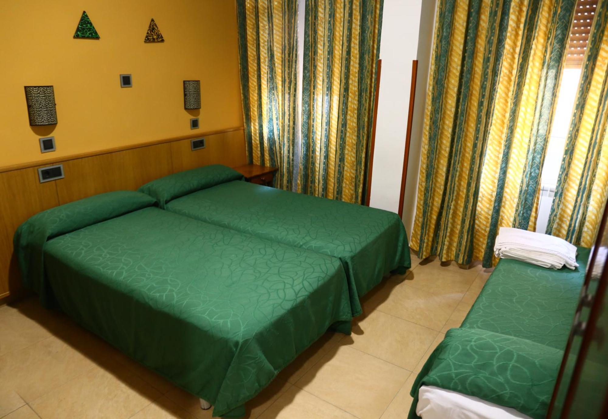 Hostal Muralla Plasencia Exterior photo