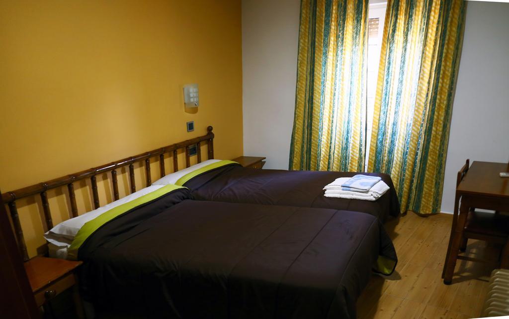Hostal Muralla Plasencia Exterior photo
