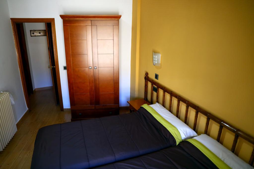 Hostal Muralla Plasencia Exterior photo