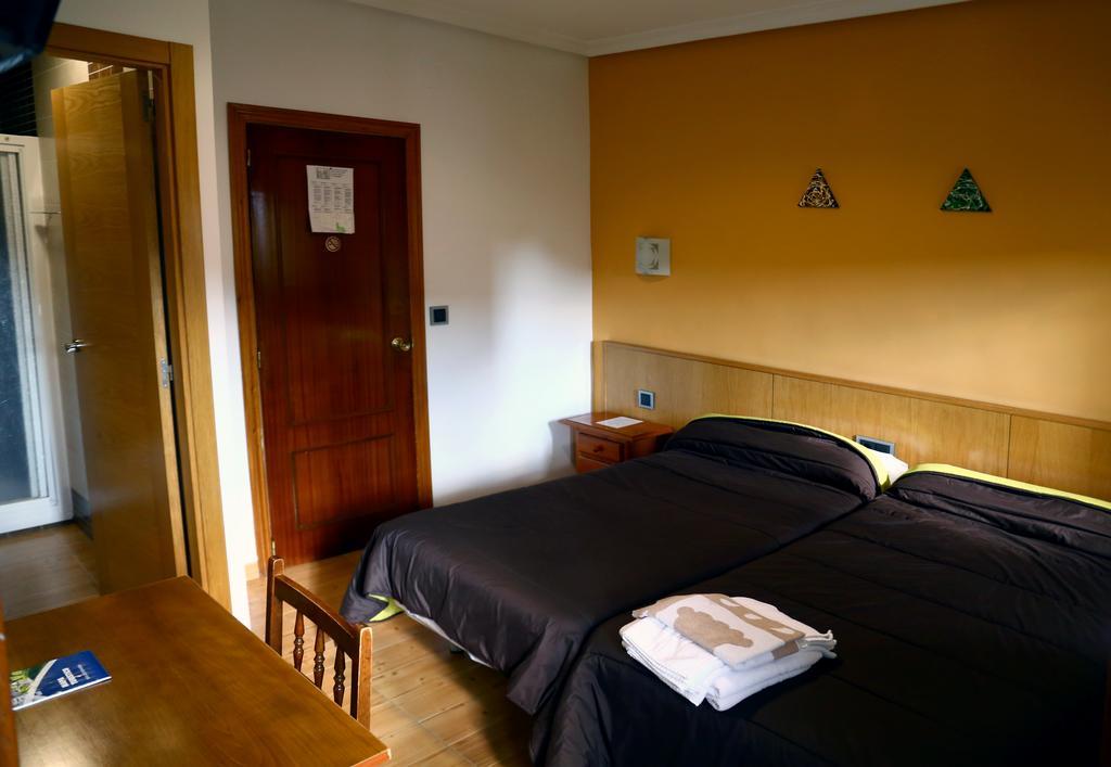 Hostal Muralla Plasencia Exterior photo