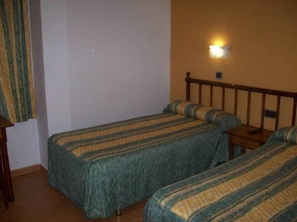 Hostal Muralla Plasencia Exterior photo